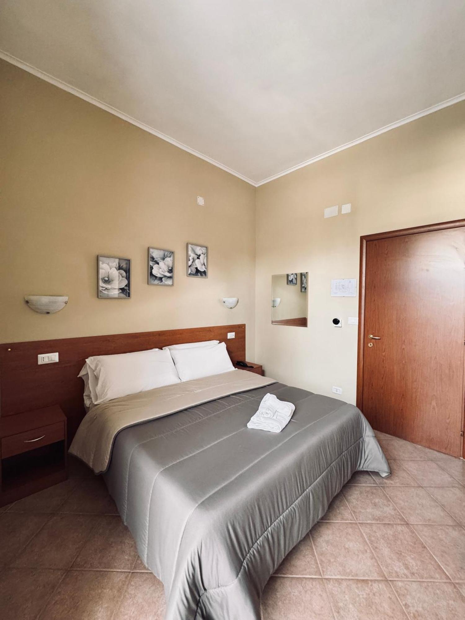 Hotel Villa Robinia Genzano di Roma Exterior photo